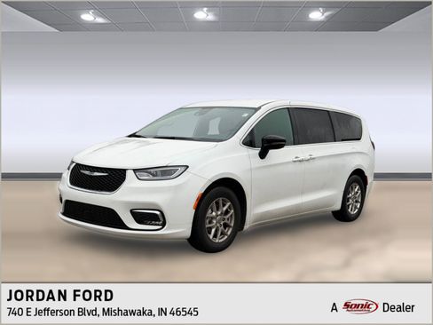 Used 2025 Chrysler Pacifica Select image 1