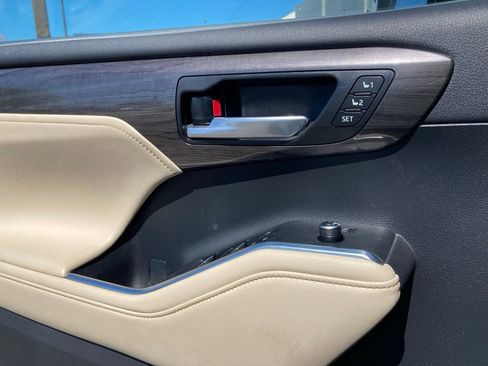 Used 2023 Toyota Highlander Limited image 15