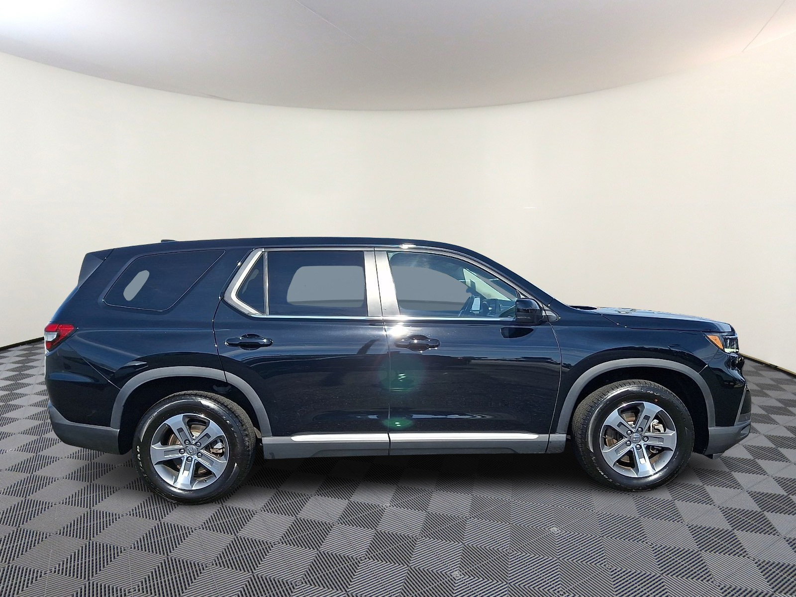 Used 2025 Honda Pilot EX-L image 8