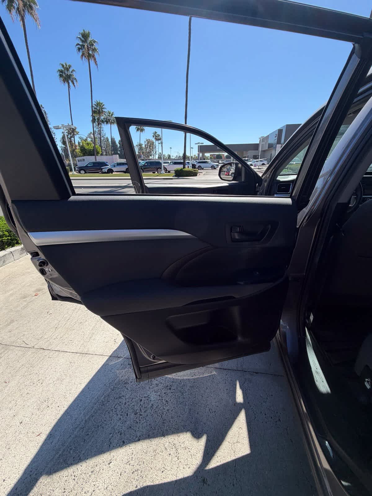 Used 2019 Toyota Highlander LE FWD image 16