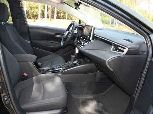 Used 2021 Toyota Corolla LE image 19