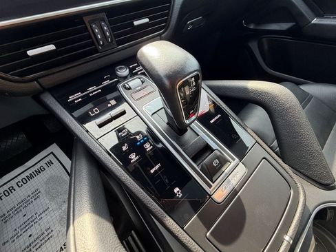 Used 2022 Porsche Cayenne AWD/4WD image 18