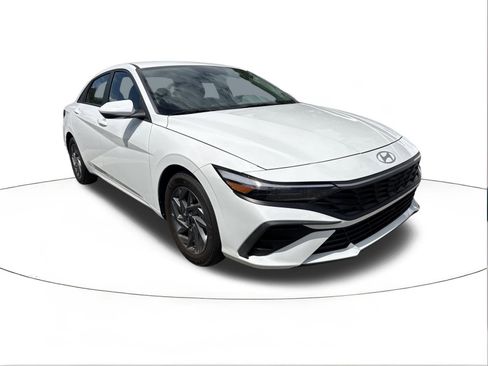 Certified 2024 Hyundai Elantra SEL FWD image 1