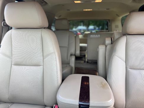 Used 2011 Cadillac Escalade Luxury AWD/4WD image 14
