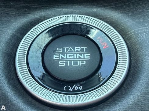 Certified 2024 Jeep Grand Cherokee Overland w/ Luxury Tech Group IV AWD/4WD image 31