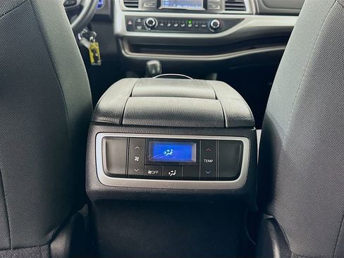 Used 2019 Toyota Highlander LE image 24