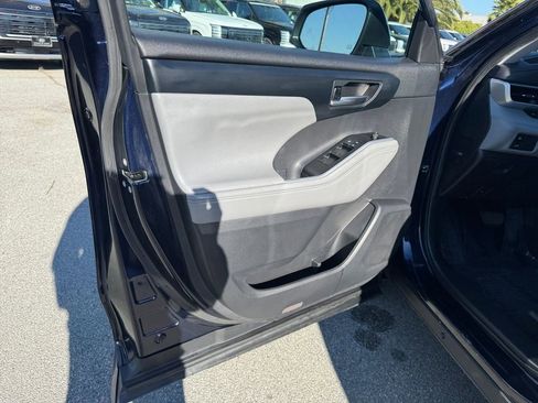Used 2021 Toyota Highlander XLE image 11