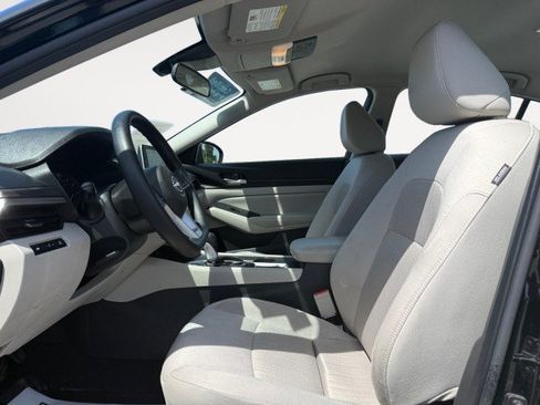 Used 2025 Nissan Altima 2.5 SV FWD image 2