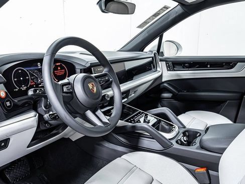 Certified 2025 Porsche Cayenne AWD/4WD image 4