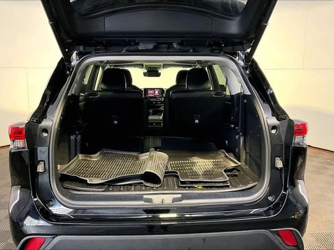Used 2022 Toyota Highlander XLE AWD/4WD image 36