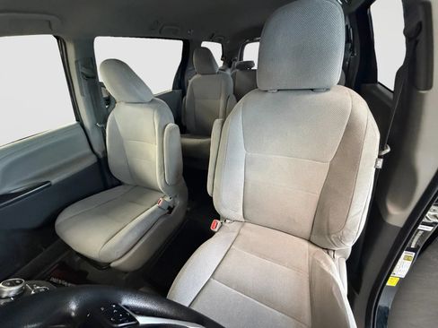 Used 2020 Toyota Sienna L FWD image 13