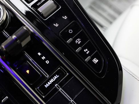 Used 2025 Aston Martin V8 Vantage Coupe image 23