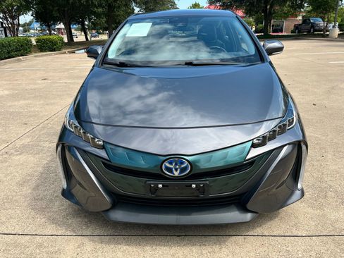 Used 2018 Toyota Prius Prime Premium image 2