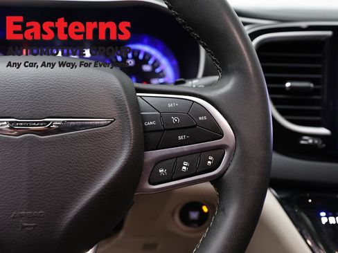 Used 2023 Chrysler Pacifica Touring-L FWD image 16