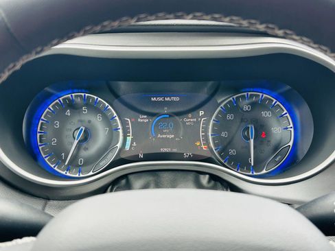 Used 2022 Chrysler Pacifica Touring-L FWD image 19
