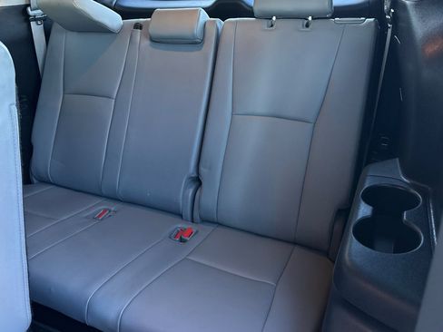 Used 2023 Toyota Highlander XLE FWD image 16