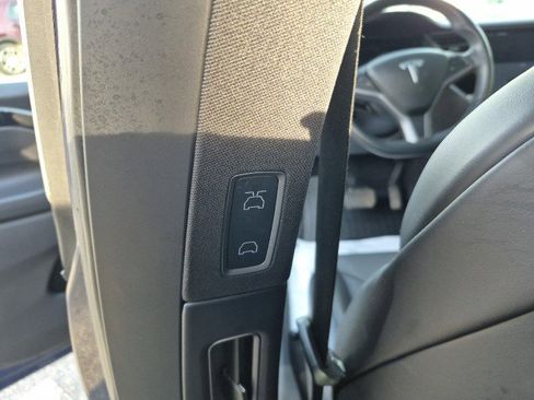 Used 2018 Tesla Model X 75D image 30