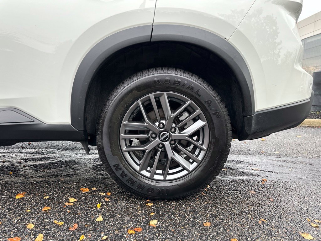 Used 2024 Nissan Rogue S AWD/4WD image 18