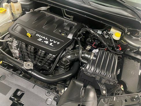 Used 2013 Dodge Avenger SXT image 16