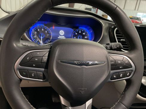 Used 2024 Chrysler Pacifica Touring-L image 17