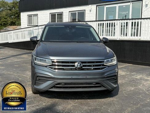 Used 2022 Volkswagen Tiguan SE w/ Panoramic Sunroof Package image 2