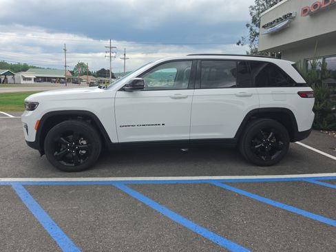 Used 2023 Jeep Grand Cherokee Limited w/ Black Appearance Package AWD/4WD image 7