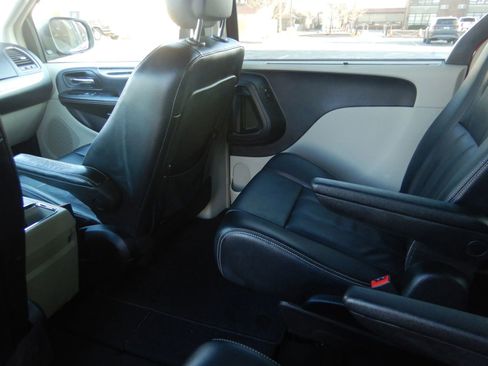 Used 2013 Chrysler Town & Country Touring-L image 25