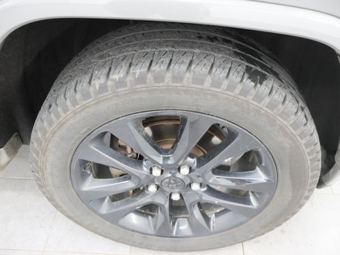 Used 2020 Jeep Grand Cherokee Altitude AWD/4WD image 3