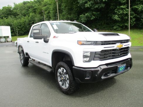 Used 2024 Chevrolet Silverado 2500 Custom w/ Custom Value Package AWD/4WD image 3