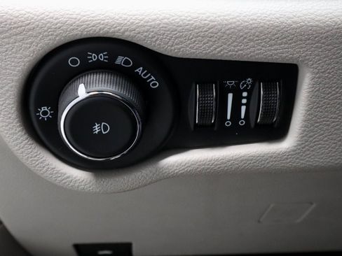 Used 2024 Chrysler Pacifica Touring-L image 27