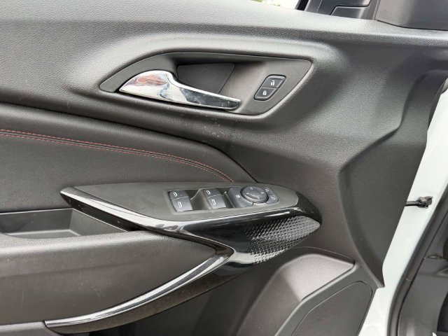 Certified 2024 Chevrolet Trax RS w/ Sunroof Package FWD image 21