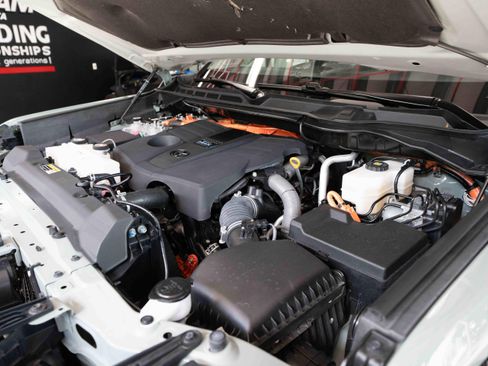 Used 2024 Toyota Tundra Limited AWD/4WD image 32