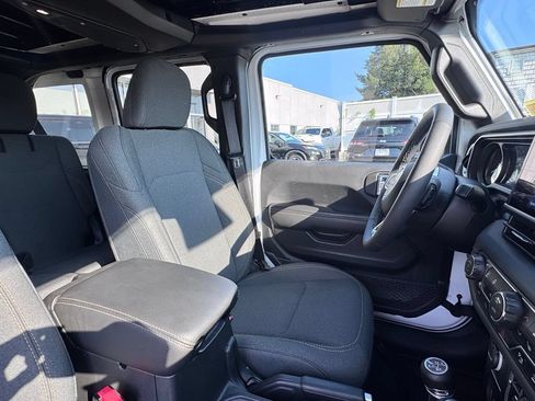 Used 2025 Jeep Wrangler Unlimited Sahara w/ Safety Group AWD/4WD image 19