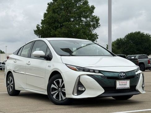 Used 2018 Toyota Prius Prime Advanced FWD image 2