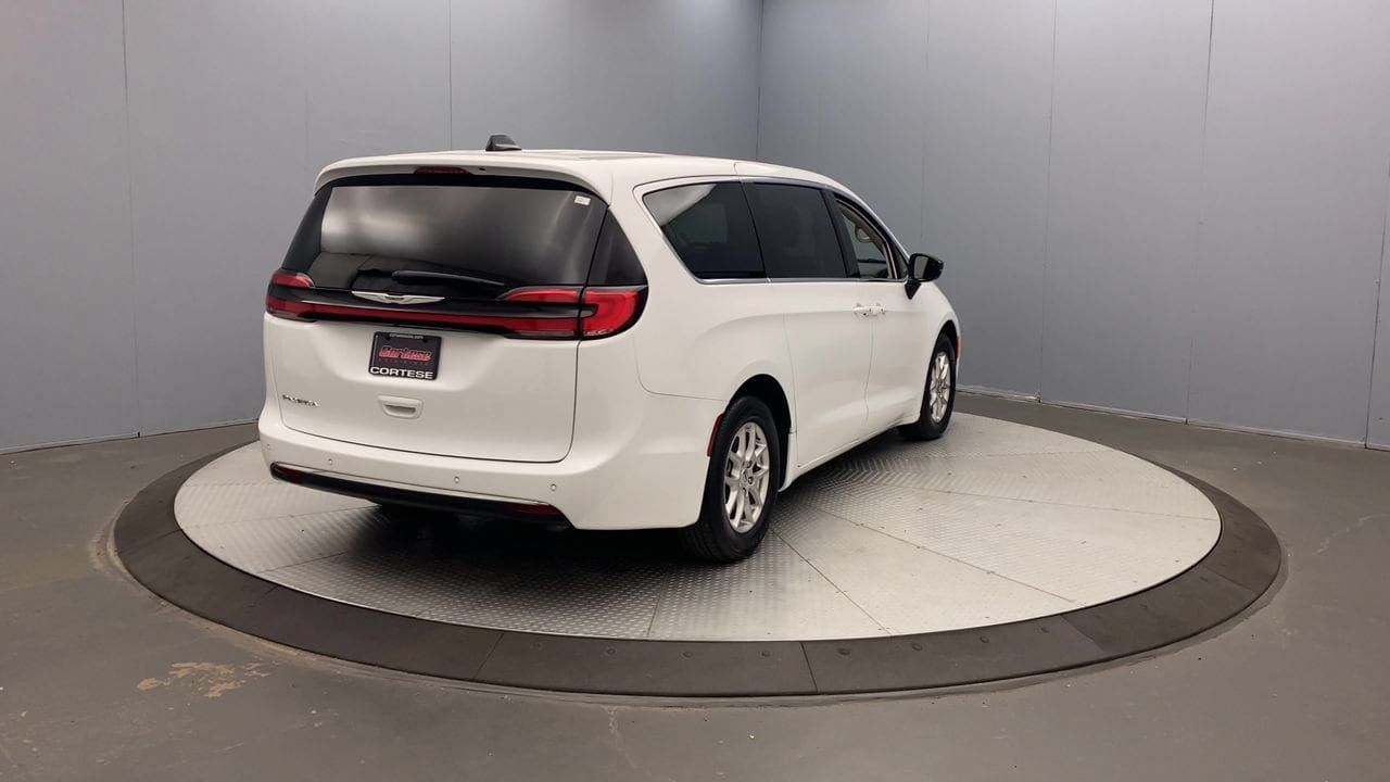Used 2024 Chrysler Pacifica Touring-L FWD image 4