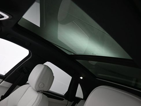 Certified 2025 Porsche Macan image 9