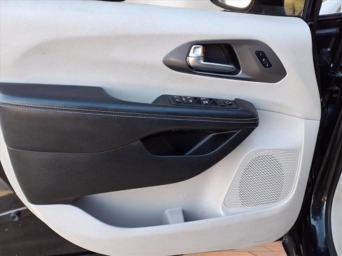 Used 2022 Chrysler Pacifica Touring-L image 19