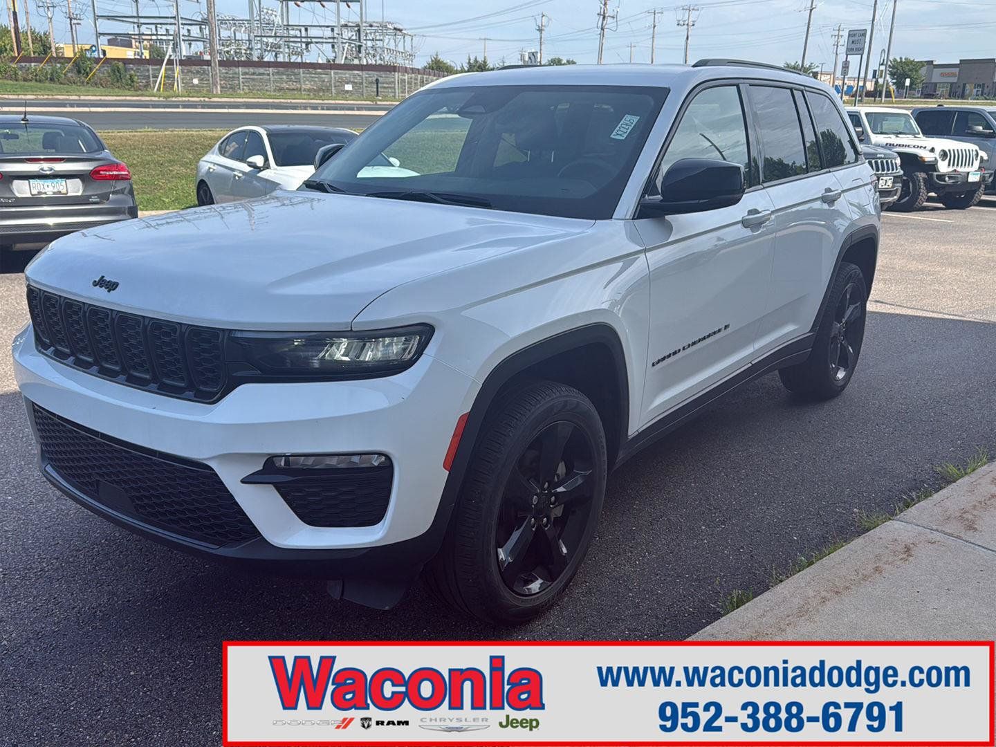 Used 2023 Jeep Grand Cherokee Limited w/ Black Appearance Package AWD/4WD image 1