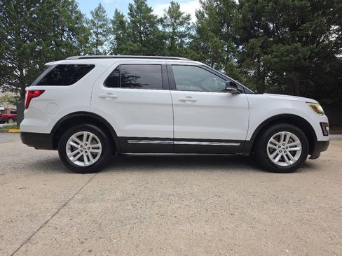 Used 2017 Ford Explorer XLT FWD image 2