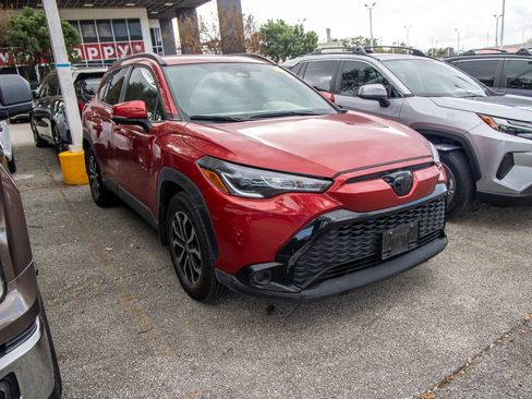 Used 2024 Toyota Corolla Cross SE image 6