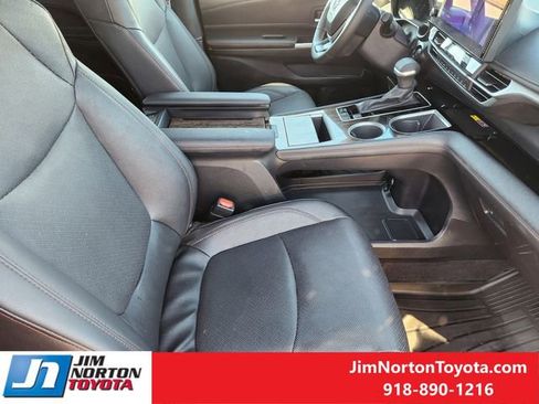 Used 2025 Toyota Sienna Limited image 14