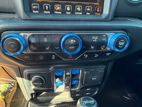 Used 2018 Jeep Wrangler Unlimited Sahara AWD/4WD image 6
