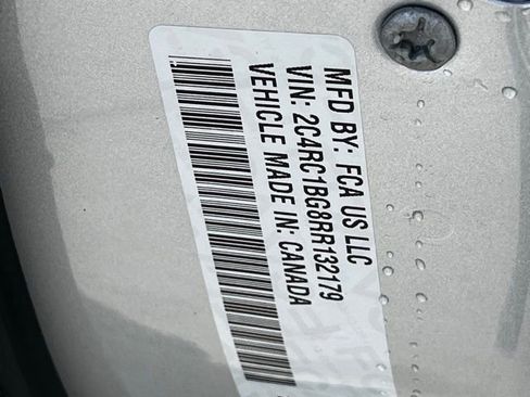 Used 2024 Chrysler Pacifica Touring-L image 37