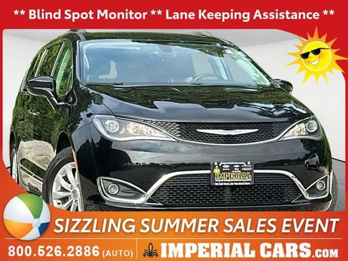 Used 2017 Chrysler Pacifica Touring-L FWD image 1