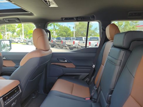 Used 2025 Lexus GX 550 w/ Accessory Package (2T) AWD/4WD image 17