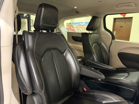 Used 2023 Chrysler Pacifica Touring-L FWD image 31