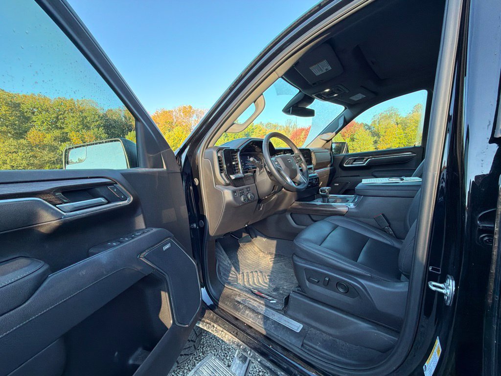Used 2025 Chevrolet Silverado 1500 LT Trail Boss w/ Convenience Package II AWD/4WD image 15