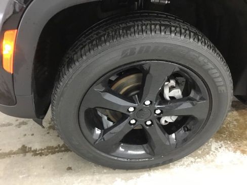 Used 2023 Jeep Grand Cherokee Altitude AWD/4WD image 4