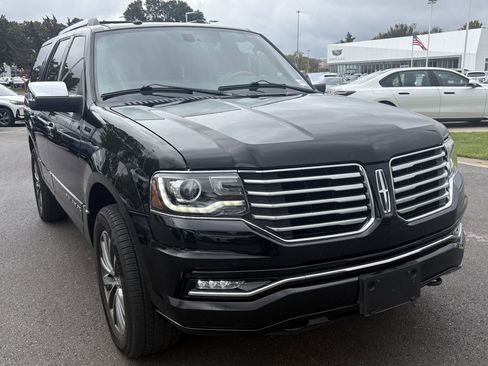 Used 2017 Lincoln Navigator Select image 2