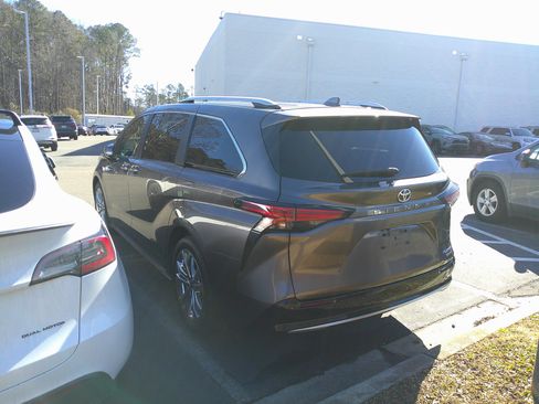 Used 2023 Toyota Sienna Platinum image 9